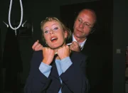 Die Staatsanwältin Charlotte Glaser (Britta Schmeling) wird in ihrem Dienstzimmer von einem Unbekannten (Christof Wackernagel) angegriffen.