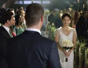 Selbst bei ihrer eigenen Hochzeit kann sich Catherine (Kristin Kreuk) nicht auf den Moment konzentrieren - die Arbeit lässt sie einfach nicht los ...