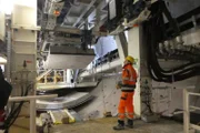Maschinenführer bei der Arbeit am Erektor