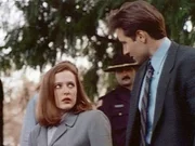Die FBI-Agentin Dana Scully (Gillian Anderson, l.) steht der Theorie ihres Partners Fox Mulder (David Duchovny, r.), dass vier Jugendliche von außerirdischen Wesen entführt und getötet wurden, skeptisch gegenüber.