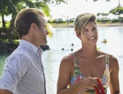Danny (Scott Caan l.) erhält Besuch von seiner Schwester Bridget (Missy Peregrym, r.), die wegen einer Konferenz zu Gast in Oahu ist ...