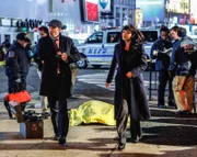 Können nicht fassen, dass am hellichten Tag, inmitten des unfassbar belebten Times Square ein Mann erschossen wird: Danny (Donnie Wahlberg, l.) und Maria (Marisa Ramirez, r.) ...