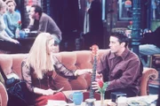 Joey (Matt LeBlanc, re.) möchte gerne bei Phoebe (Lisa Kudrow) Gitarrenunterricht nehmen.