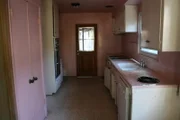 Die rosa Küche ist dringend renovierungsbedürftig. Christina weiß schon genau, wie sie die kleine Küche in einen hellen und modernen Kochbereich verwandeln kann ...