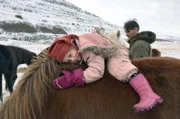 Tochter Sneitis auf ihrem Lieblingspferd