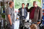Die Kommissare Hansen (Igor Jeftic, M.) und Stadler (Dieter Fischer, r.) befragen den Besitzer einer Motorradwerkstatt, Bernhard "Bulli" Kuhn (Hannes Ringlstetter, l.), denn das Mordopfer war sein Kunde.
