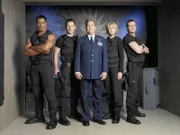 Das neue SG 1-Team: v.l.n.r. Teal’C (Christopher Judge), Colonel Cameron Mitchell (Ben Browder), General Hank Landry (Beau Bridges), Captain Samantha Carter (Amanda Tapping) und Daniel Jackson (Michael Shanks). Stargate SG 1