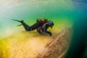 Unterwasserkameramann an der Kante zur Marienschlucht im Bodensee. Deutschlands größtes Binnengewässer ist mit 254 Metern gleichzeitig das tiefste.