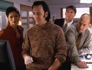 Nigel (Steven Valentine, 2.v.l.) zeigt Garret (Miguel Ferrer, r.), Woodrow (Jerry O'Connell) und Jordan (Jill Hennessy), wo eine Kugel in ein Opfer eingedrungen ist.