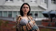 Evelin (Emily Kusche) schaut mit Baby Mila (Lucia Wernze) einer ungewissen Zukunft entgegen.