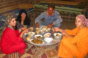 Schwiegertochter Naima, Mutter Naima, Sohn Muhammad Hashim und Tochter Iman beim Essen