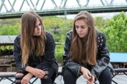 Die Freundschaft von Johanna Becker (Jamie Bick, l.) und Nadine Wernecke (Lotte Becker, r.) steht auf dem Prüfstand, als die jungen Frauen wegen Einbruchs und Mordes verdächtigt werden.