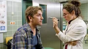 Fritz Fuchs (Guido Hammesfahr) hat einen schweren Schlag auf den Kopf bekommen. Die Ärztin (Naomi Krauss) untersucht genau, ob schwerere Schäden zurück geblieben sind.
