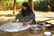 Naima Gabr backt Brot nach traditioneller Art im Lehmofen.