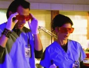Nigel (Steve Valentine) und Jordan (Jill Hennessy) untersuchen die Leichen der Kinder. Wurden sie von ihrem Vater ermordet?