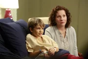 Kim Cole (Lisa Joffrey, r.) macht sich Sorgen um ihren Sohn Jared (Gabriel Bateman, l.). Doch können die Ärzte ihm helfen?