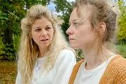 L-R: Vanessa (Hilde Dalik), Chantal Haas (Helene Kowalsky).