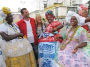 Passagiere Cecilia und Bernd mit Tänzerinnen in Tracht auf den Straßen von Salvador de Bahia, Brasilien.