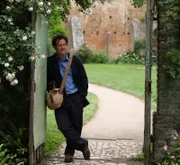 Monty (Foto) lädt auf eine Reise nach Italien ein. Hier präsentiert er die schönsten Gärten Italiens. Hier ist er im Garten Ninfa, südlich von Rom, an der Amalfi Küste.