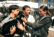 30 Uhr. Alina (Alissa Jung, rechts) hat sich ihren Kindheitswunsch erfüllt, und sich, ohne Vladi (Stephen Duerr, links) zu fragen, einen Hund zugelegt. Roland (Thomas Rühmann, Mitte), ein ausgemachter Hundehasser, ist entsetzt über das Tier.