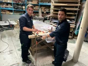 In der Bord-Schreinerei führt Schreinerpraktikant Daniel mit seinem Chef Carlos einen Spezialauftrag aus. Die beiden bauen einen Briefkasten aus Plexiglas für den Kapitän.