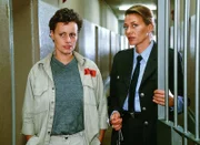 Eva (Karen Böhne, re.) öffnet Melanie (Sigrid M. Schnückel) und Walter das Tor zur Krankenstation; sie weiss, dass die beiden noch eine Rechnung mit Dr. Stein offen haben...