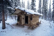 Außerhalb von Johnny Rolfs Hütte während der Wintersaison. (National Geographic/Jamie Holland)