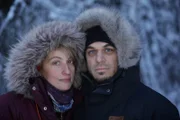 Chris und Jessi Morse im Winter in ihrer Hütte am Cosna River. (National Geographic/Mike Fennell)