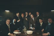 Al Capone (Bastian Pastewka) umringt von seinen Mafiosi (von hinten links: Paul Sedlmeir, Carsten Strauch, Max Giermann, Alexander Schubert und Holger Stockhaus).