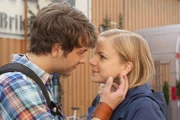 Franziska (Julia Engelmann) lässt sich auf einen Kuss mit Basti (Frederik Götz) ein, als sie erfährt, dass er und Melanie gar kein Paar sind.