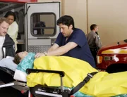 Am Unfallort findet Derek (Patrick Dempsey, 2.v.r.) das verlorene blonde Mädchen, das ihm zeigt, wo Meredith (Ellen Pompeo, liegend) ins Wasser gestürzt  ist. Derek kann sie finden und ins Krankenhaus bringen ...