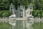 Monty lädt auf eine Reise nach Italien ein. Hier präsentiert er die schönsten Gärten Italiens. Hier Villa Reale di Marlia in der Toscana bei Lucca.