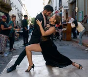 In der argentinischen Hauptstadt Buenos Aires herrscht die Tanzwut: der Tango prägt hier das Lebensgefühl.