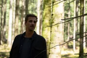 Konrad Diener (Max von Thun) sucht im Wald nach seinem Sohn, der aus dem Zeltlager verschwunden ist.