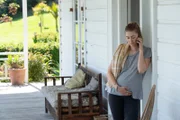 Die hochschwangere Ruby (Timmie Cameron) hilft ihrer guten Freundin Sarah Scully und gerät in Schwierigkeiten.