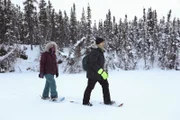 Chris und Jessi glätten mit ihren Schneeschuhen den Schnee auf dem zugefrorenen See. (National Geographic/Mike Fennell)