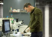Dr. Jack Hodgson (David Caves) untersucht die DNA-Spuren, welche am Tatort gefunden wurden.