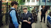 Polizeipräsidentin Hartmut (Katharina Thalbach) glaubt an die Streifenpolizistin Billy (Nicolette Krebitz, li.).