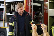 Jan & Henry helfen dem Feuerwehrmann (Henning Baum)