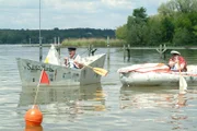 Peter (Peter Lustig, l.) und Paschulke (Helmut Krauss, r.) liefern sich ein spannendes Rennen bei der Bärstädter Papierbootregatta.