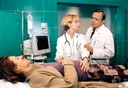 Dr. Globisch (Andrea Kathrin Globisch, Mitte) und Prof. Simoni (Dieter Bellmann) trauen ihren Augen nicht, als die schwangere Pia (Hendrikje Fitz) nach einem Verkehrsunfall in die Sachsenklinik eingeliefert wird.