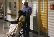 Richard (James Pickens Jr., r.) macht sie große Sorgen um seine Frau Adele (Loretta Devine, l.), die nach einem Zusammenbruch im Krankenhaus liegt ...