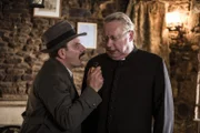 Inspector Mallory (Jack Deam, l.) hat genug davon, dass Father Brown (Mark Williams, r.) sich ständig in die Ermittlungen einmischt. Doch Father Brown ist der festen Überzeugung, dass Inspector Mallory die falsche Person festgenommen hat.