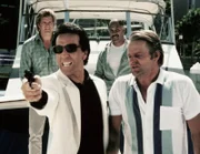 Die Gangster Fernandez (Frank Ramirez, 2.v.l.) und Skullen (Michael Champion, r.) wollen mit Falschgeld einen großen Coup landen.