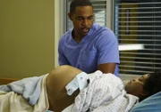 Als im Krankenhaus Code Pink ausgerufen wird, trifft Ben (Jason George, l.) eine folgenschwere Entscheidung. Doch wird Gretchen McKay (Linara Washington, r.) alles gut überstehen?