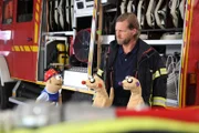 Beim Feuerwehrmann (Henning Baum) und seinem Sohn gibt es Probleme.