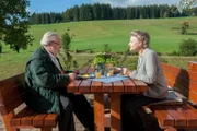 Nach dem Streit mit Karl, essen Johanna (Ursula Cantieni) und Hermann (Wolfgang Hepp) alleine.