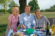 Von links: Die Moderatoren Anna-Lena Dörr, Jens Hübschen und Annette Krause beim echten Pfälzer Picknick.