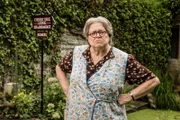 Mrs. Rudge (Lynda Baron) war eine grantige Hauswirtin, die kein Blatt vor den Mund nahm und viel über ihre Gäste wusste. Wurden ihre diese Eigenschaften zum Verhängnis?