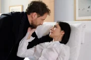 Katja Rabes (Pegah Ferydoni) Liebhaber hat sie mit dem Verdacht auf einen Herzinfarkt in die Klinik gebracht. Doch jetzt ist Katjas Ehemann Paul (Dominik Maringer) da und sie ist unendlich froh darüber.